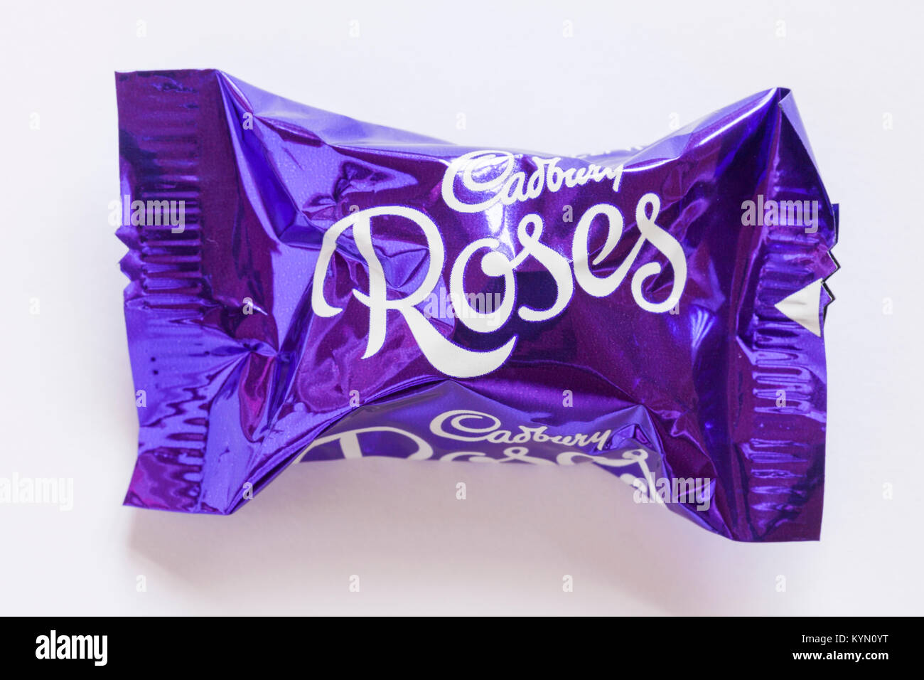 Cadbury Roses Hazel en chocolate caramelo aislado sobre fondo blanco