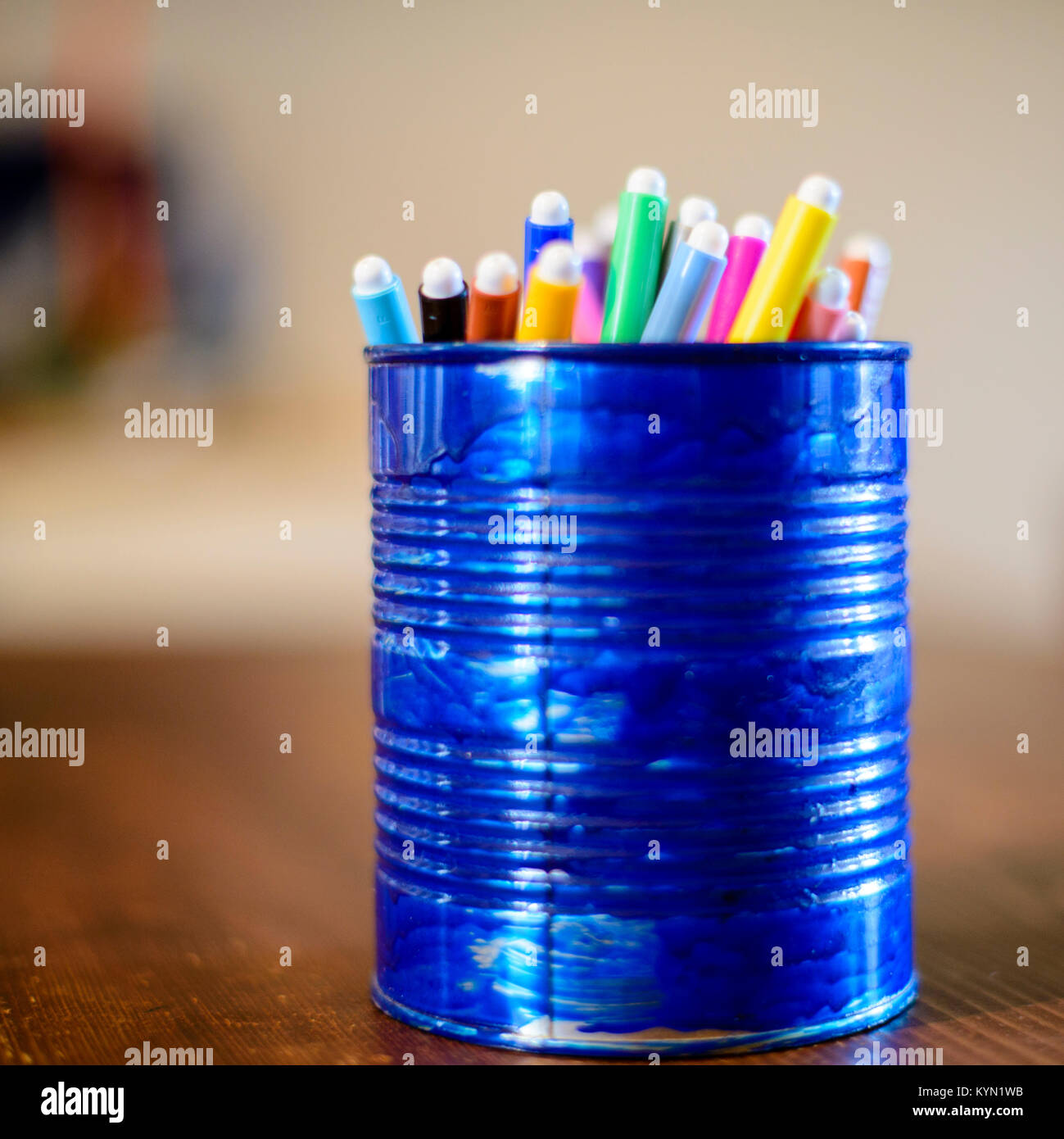 Deportista hipoteca Colaborar con Azul portalápices reciclado de una lata de conservas con marcadores de  colores Fotografía de stock - Alamy