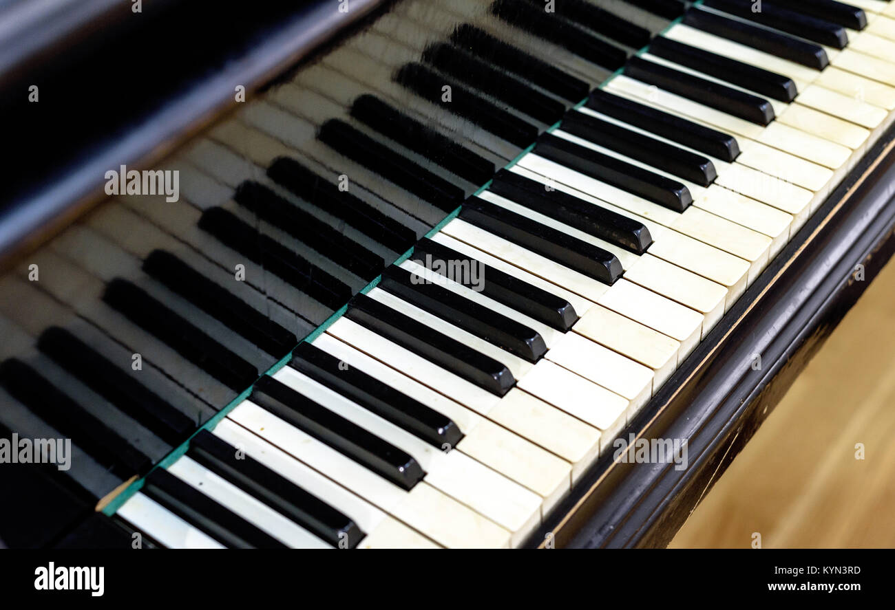 Primer plano de un teclado de piano de música clásica en una composición en  diagonal con nadie y un área copyspace para escribir canciones y diseños  basados en ellos Fotografía de stock -
