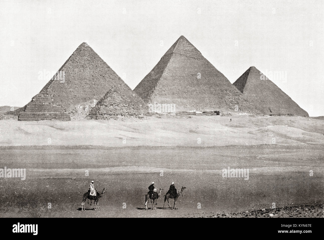 Las pirámides de Giza, en la meseta de Giza en El Cairo, Egipto. La Gran Pirámide de Giza aka la pirámide de Keops o Khufu, pirámide de Khafre aka Chephren y la Pirámide de Menkaure aka Mykerinos. A partir de las Maravillas del Mundo, publicado c.1920. Foto de stock