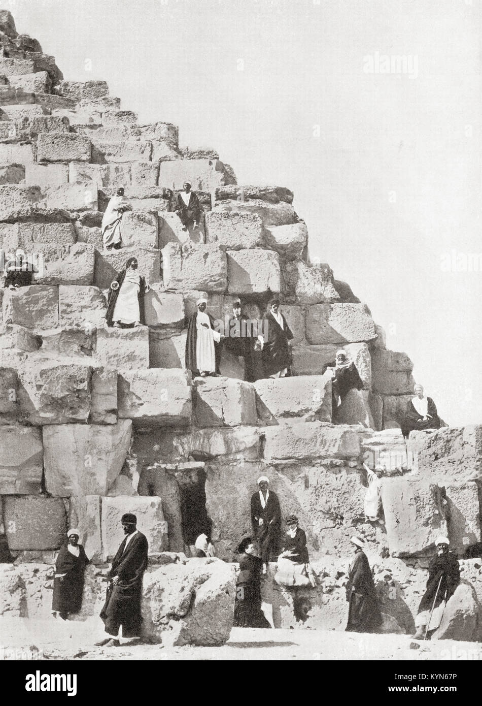 Una esquina de la Gran Pirámide de Giza aka la pirámide de Keops o Khufu, meseta de Giza en El Cairo, Egipto. A partir de las Maravillas del Mundo, publicado c.1920. Foto de stock