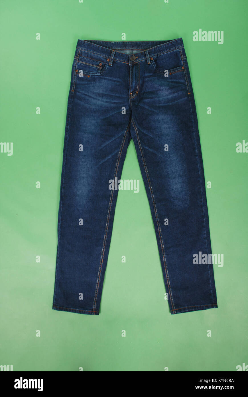 Jeans ajustados oscuros fotografías e imágenes de alta resolución - Alamy