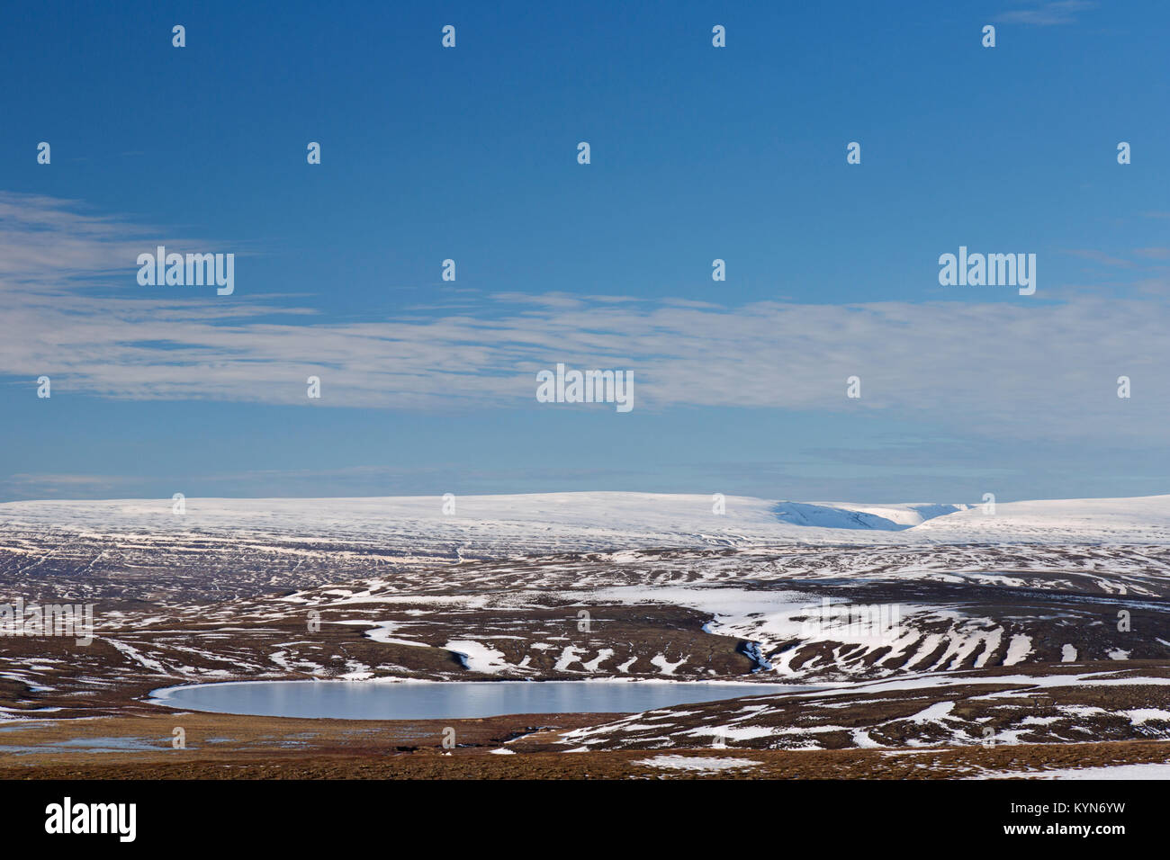 Vistas de la cordillera Lambafjöll / Lambafjoell en invierno, la región noreste / Norðurland eystra, Islandia Foto de stock