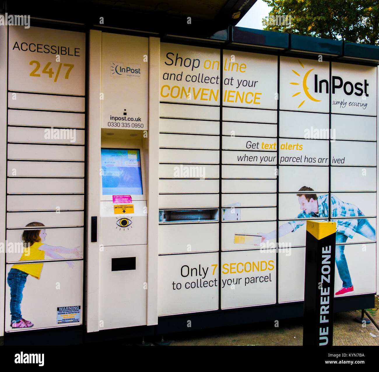 Inpost parcel locker fotografías e imágenes de alta resolución - Alamy