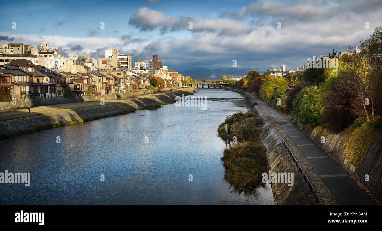 Licencia e impresiones en MaximImages.com - Casas y un camino a lo largo de las orillas del río Kamo en Kyoto, Kamo-gawa, en una mañana brumosa, paisaje de la ciudad Foto de stock