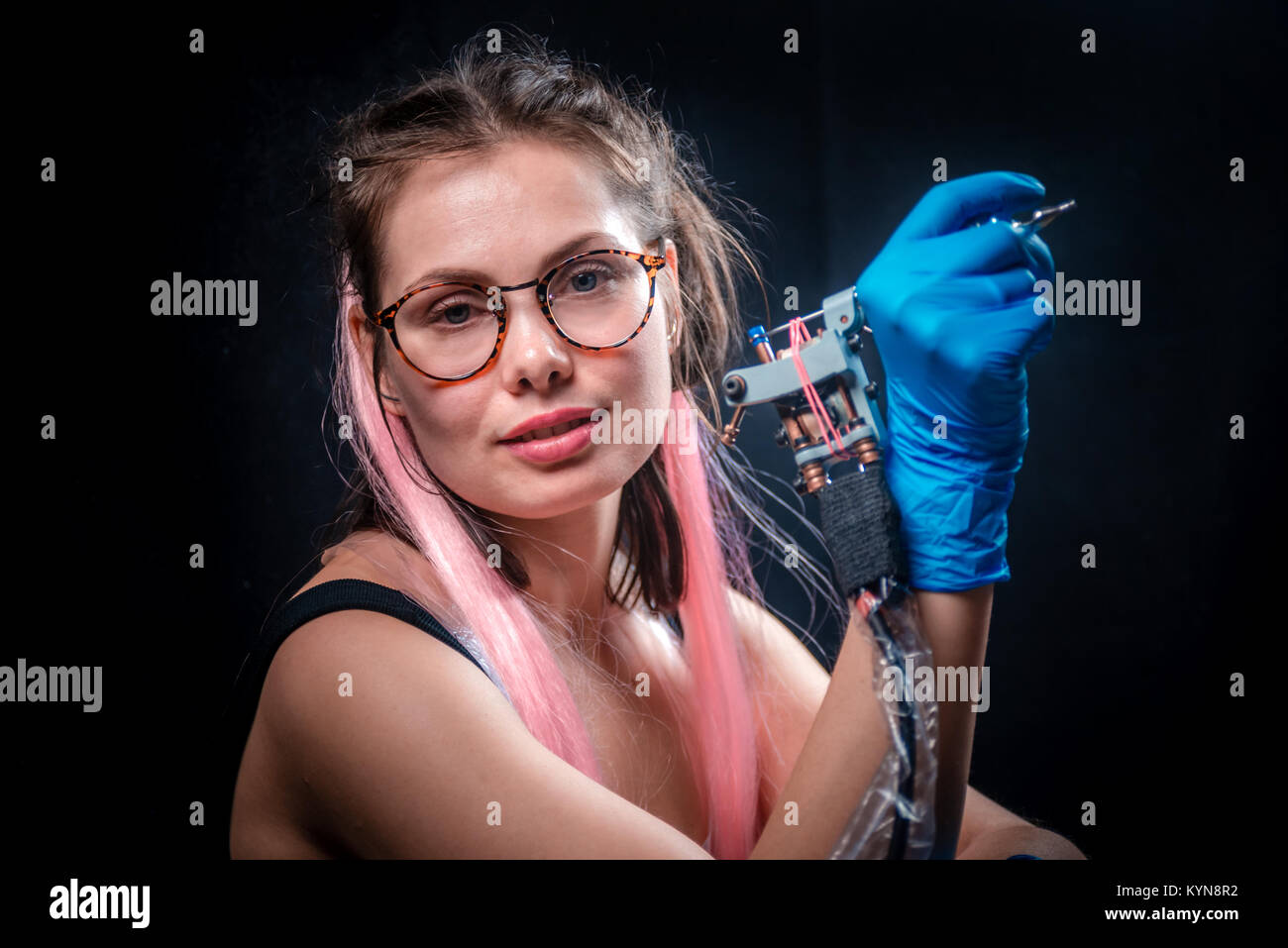 Artista profesional plantea en Tattoo Studio Foto de stock