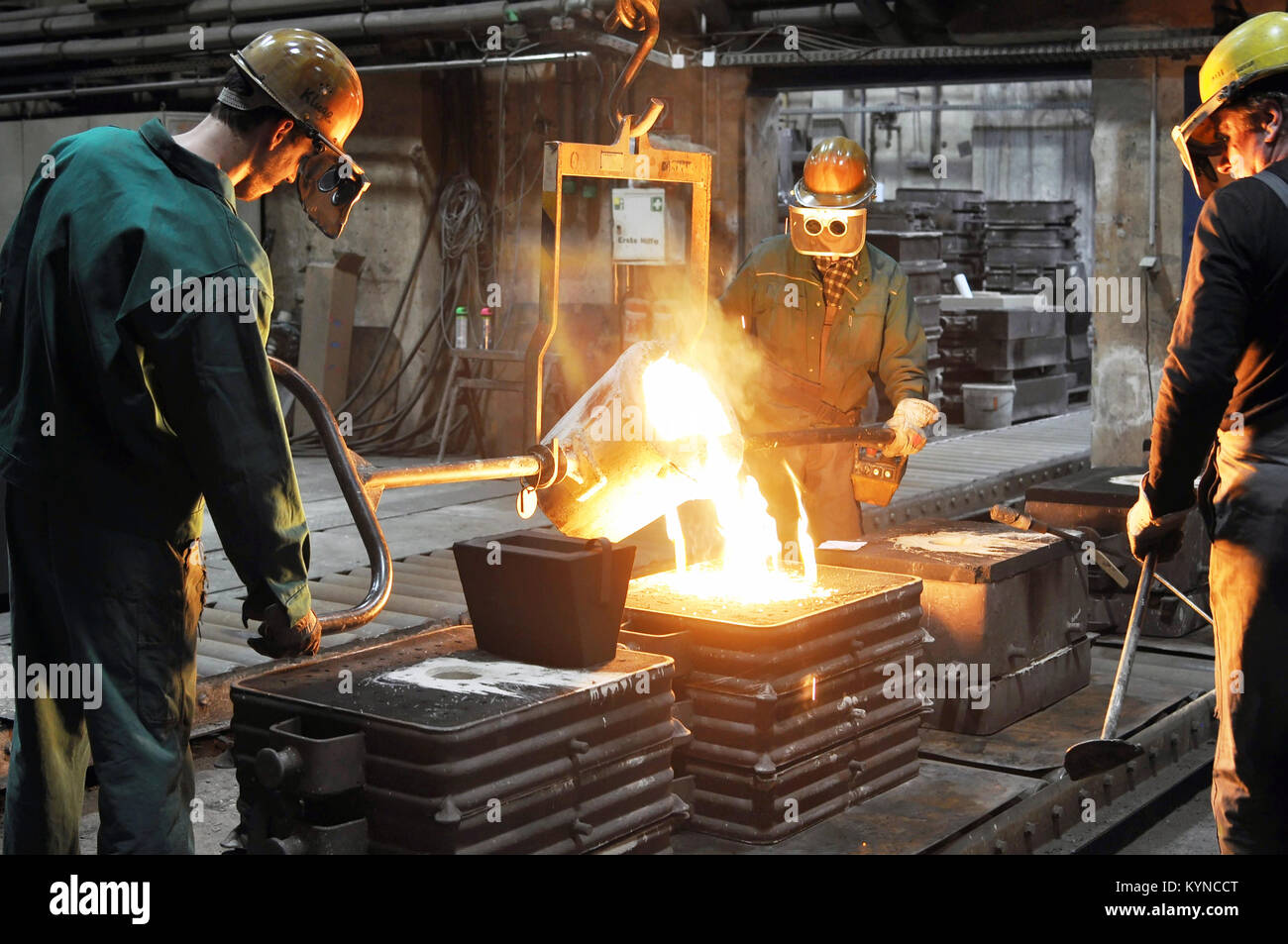 Grupo de trabajadores en una fundición en el horno de fusión - producción  de piezas fundidas de acero en una empresa industrial Fotografía de stock -  Alamy