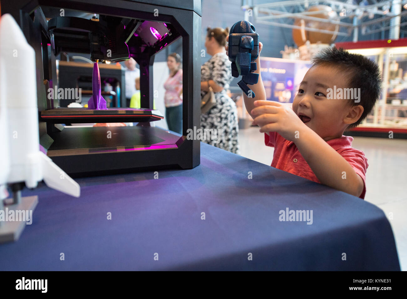 Un visitante juega con un robot impreso por una impresora 3D en un pop-up makerspace celebrada por los futuros Ingenieros con el apoyo de la NASA y la Sociedad Americana de Ingenieros Mecánicos (ASME), en el Steven F. Udvar-Hazy Center, Jueves, 21 de septiembre de 2017 en Chantilly, Virginia. Los participantes crean modelos 3D digital utilizando Autodesk Tinkercad y vio los objetos que se imprimen con impresoras 3D Macurbot. Crédito de la foto: (NASA/Aubrey Gemignani) Foto de stock