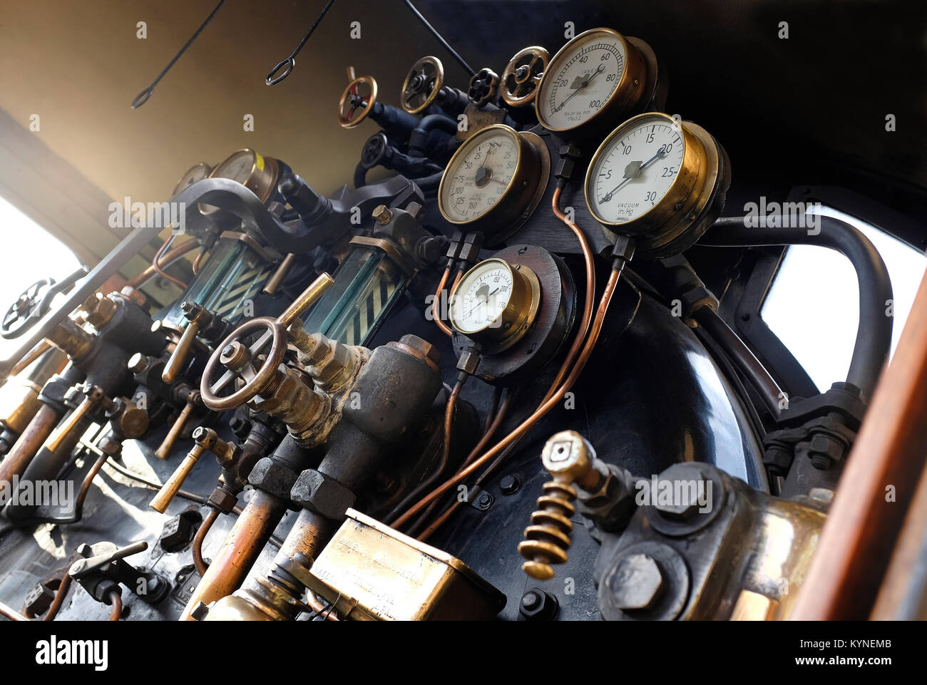 Controles, diales y palancas en el viejo tren de vapor Foto de stock