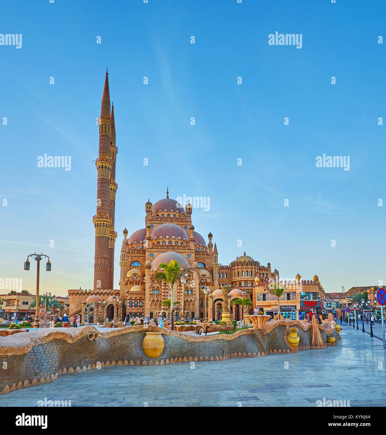 SHARM EL SHEIKH, Egipto- Diciembre 15, 2017: La Ciudad Vieja es el lugar popular para los paseos nocturnos, visitando de Sahaba mezquita y antiguo bazar, en diciem Foto de stock