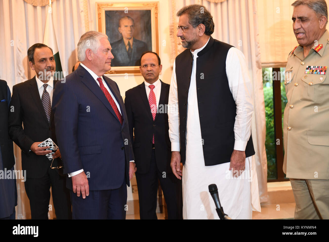 El Secretario de Estado de Estados Unidos, Rex Tillerson conversa con el Primer Ministro paquistaní Shahid Khaqan Abbasi antes de su reunión en la casa del Primer Ministro en Islamabad, Pakistán, 24 de octubre de 2017. Foto de stock