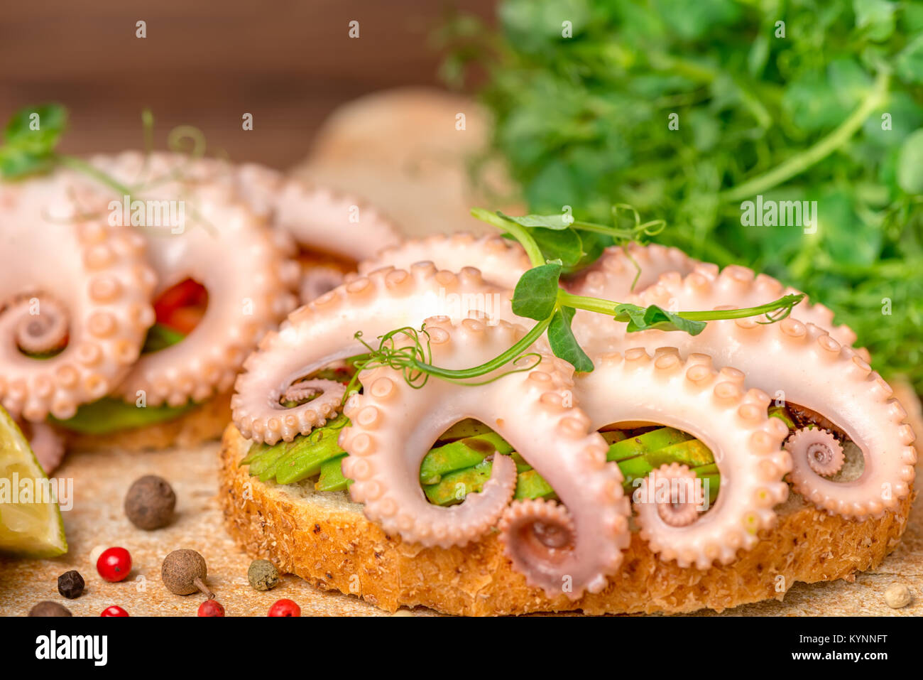 Cerca de bocadillos con pulpo y pan tostado decorado cal, hojas verdes y  pimientos secos, mariscos natural Fotografía de stock - Alamy