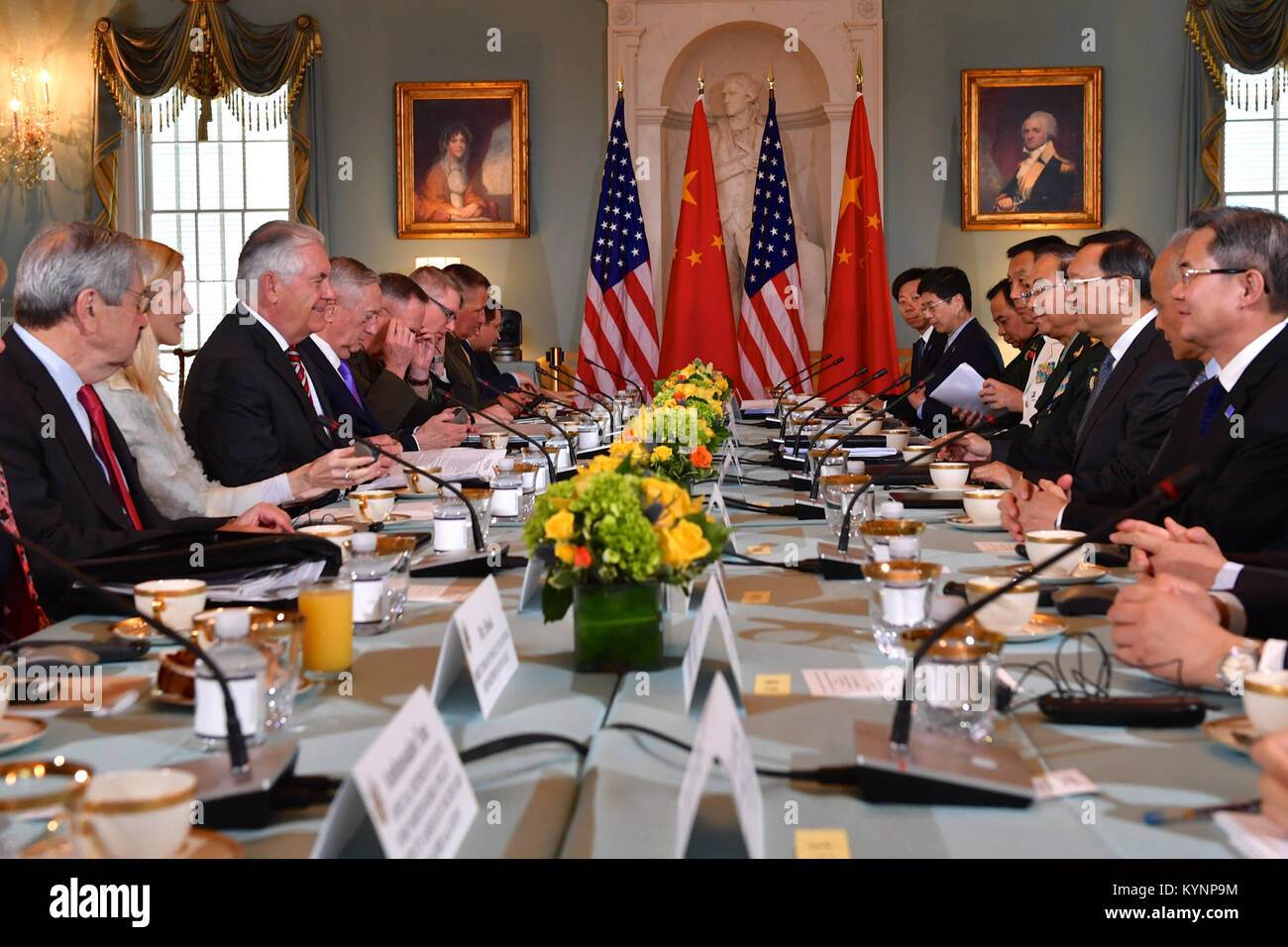 El Secretario de Estado de Estados Unidos, Rex Tillerson y secretario de Defensa de Estados Unidos James Mattis unirse Consejero estatal chino Yang Jiechi y Fang Fenghui General, Jefe del Ejército Popular de Liberación conjunta del Departamento de Personal, para la ceremonia inaugural de los EE.UU.-China de diálogo diplomático y de la seguridad (D&amp;SD) el 21 de junio de 2017, en el Departamento de Estado de Estados Unidos en Washington, D.C. Secretarios Tillerson Mattis y anfitrión de la US-China diplomáticas y de seguridad o 34604966264 Foto de stock