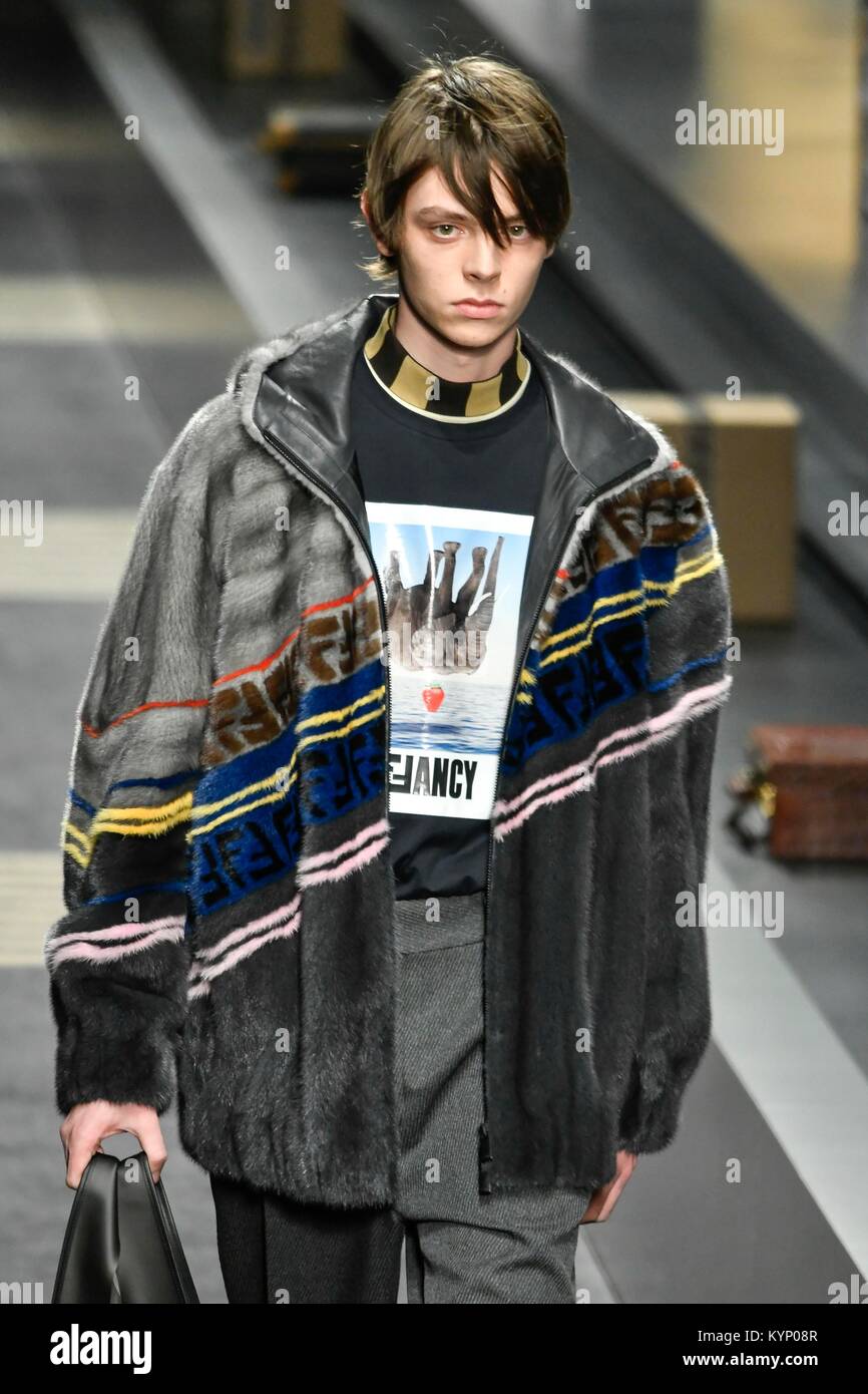 Sobrio Transitorio entusiasmo Milán, Italia. 15 Enero, 2018. La Semana de la moda de Milán hombre otoño  invierno 2019. Milano Moda Uomo, otoño invierno 2019.Fendi Fashion Show  Foto: modelo de Crédito: Agencia Fotográfica Independiente/Alamy Live