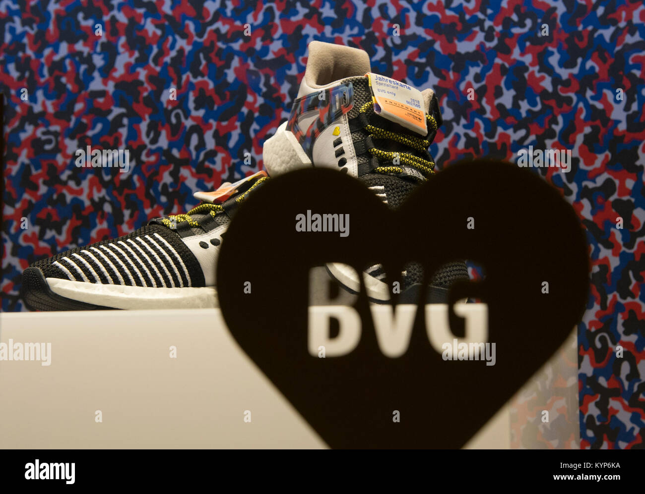 Un par de las codiciadas zapatillas Adidas con un built-in de la BVG  (empresa de transporte de Berlín) anual billete puede ser visto en una  tienda de Kreuzberg de Berlín, Alemania, el