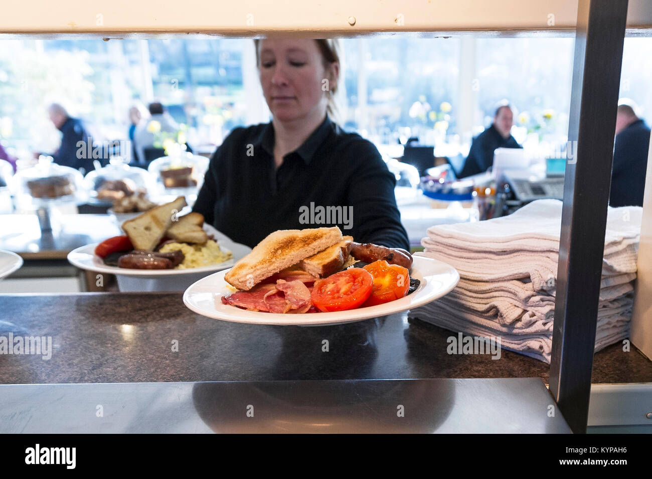 La preparación de los alimentos - dos desayuno inglés completo recogida en el pase en un restaurante Foto de stock