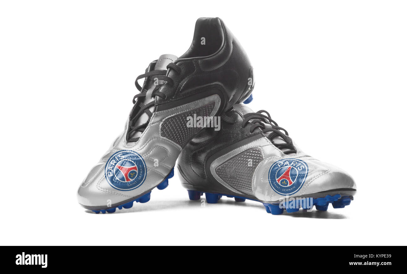 El Paris Saint-Germain FC - botas de fútbol. Aislado en blanco Fotografía  de stock - Alamy