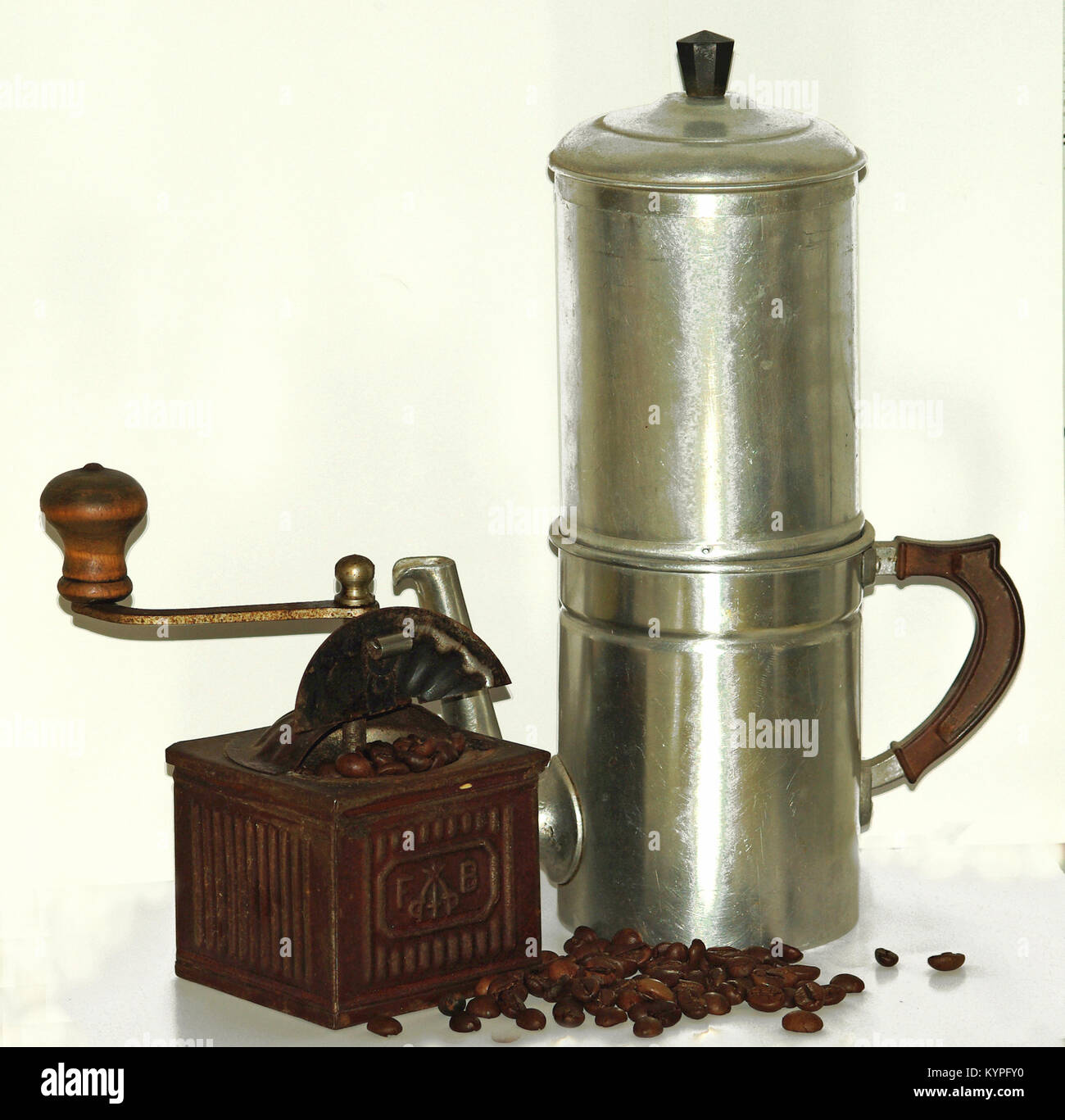 Los granos de café con antiguo molino y la cafetera napolitana Fotografía  de stock - Alamy