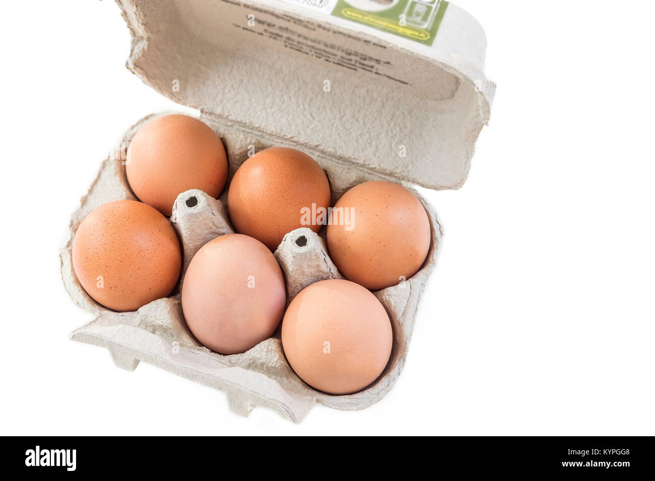 Primer plano de un cartón de huevos reciclables abierto con seis huevos dentro de un fondo blanco Ecológico de alimentos saludables bio farms. Foto de stock