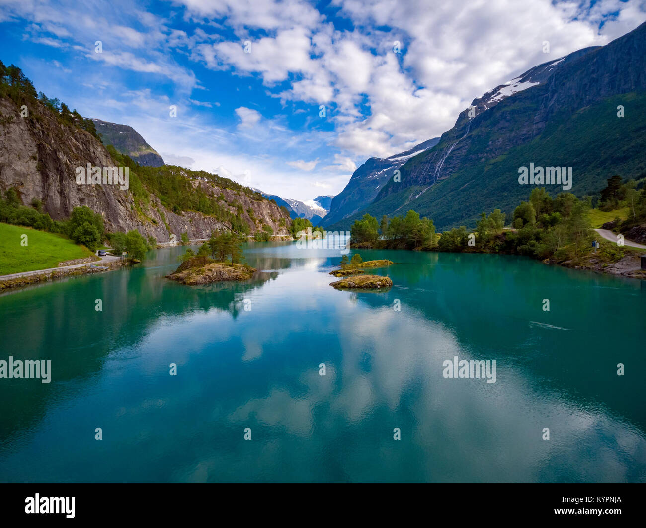 Hermosa naturaleza noruega paisaje natural de fotografía aérea. Foto de stock
