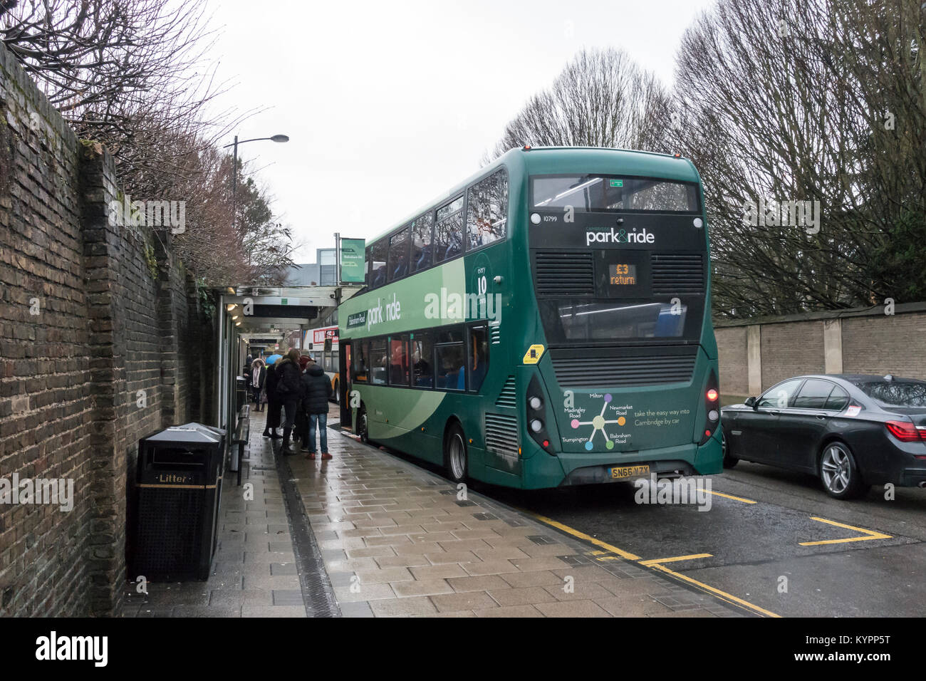 Cola para el autobús en una aburrida tarde lluviosa Cambridge Foto de stock