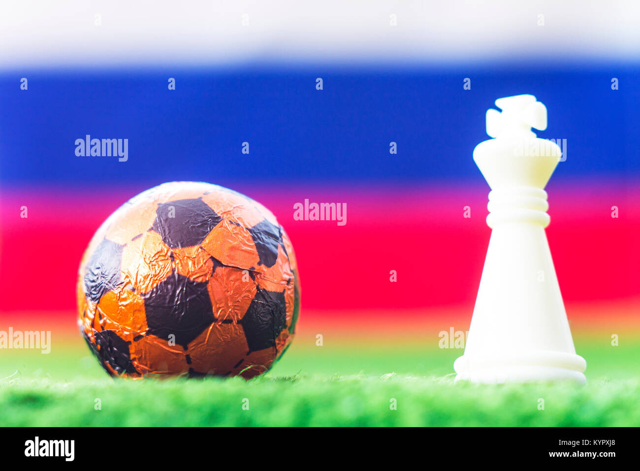 Bandera de Rusia el ajedrez como un balón de fútbol. La Copa Mundial de la  Fifa 2018.La bola y blanca figura sobre la hierba verde Fotografía de stock  - Alamy