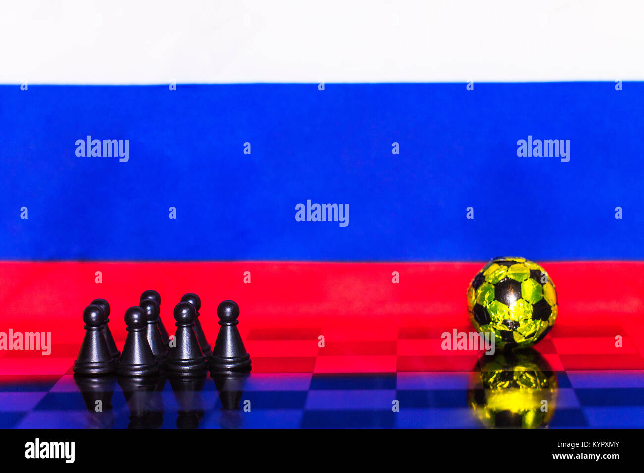 Bandera de Rusia el ajedrez como un balón de fútbol. La Copa Mundial de la  FIFA 2018. Un equipo de figuras negras cerca del balón de oro Fotografía de  stock - Alamy