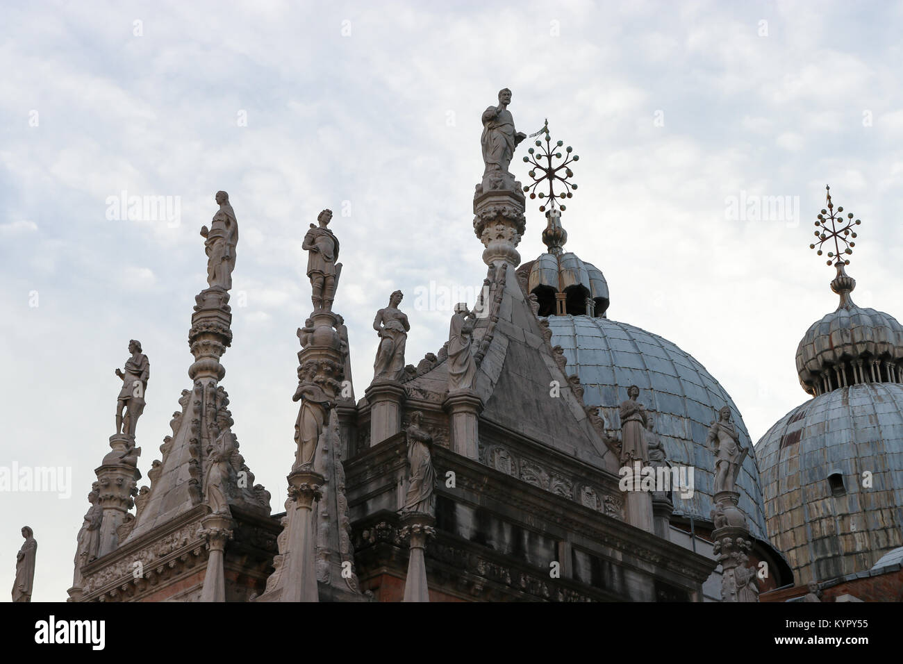 Los domos en el techo de la Basilica di San Marco (Basílica de San Marcos). Situado en la Piazza San Marco (Plaza de San Marcos), San Marco, Venecia, Italia. Foto de stock