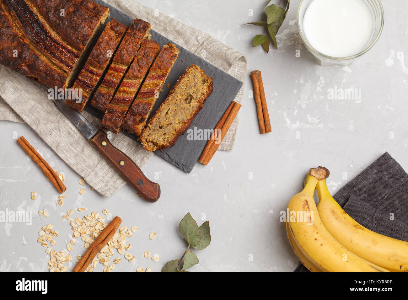 Rodajas de pan de plátano con canela en una pizarra negra. Concepto de comida vegana saludable. Vista desde arriba. Foto de stock