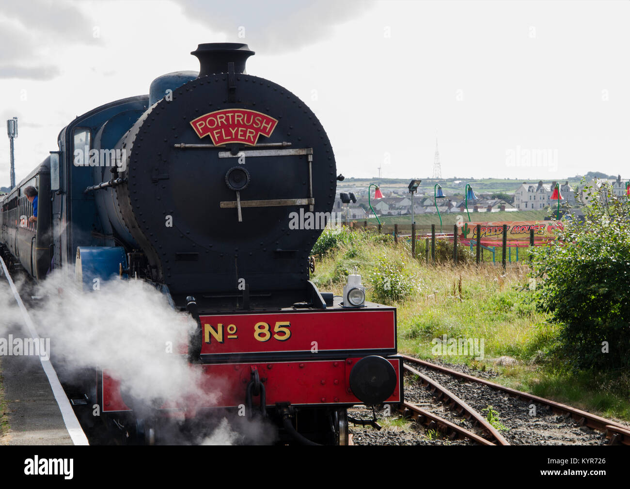 Tren de vapor "Portrush Flyer" en Portrush Estación de tren. Foto de stock