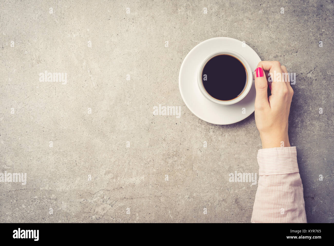 Mujer Manos Sosteniendo Y Mezclando Una Taza De Café Composición