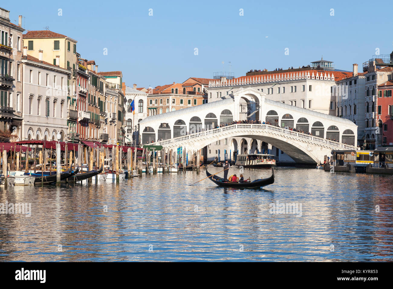 Rialto, Venecia. Góndola por el Gran Canal, enfrente del Puente de Rialto, Venecia, Véneto, Italia con reflexiones. La UNESCO Foto de stock