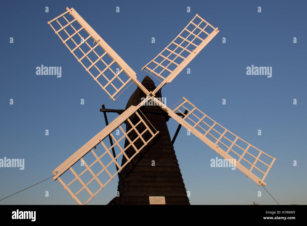 El molino de viento en la reserva natural sobre fondo de cielo azul Foto de stock