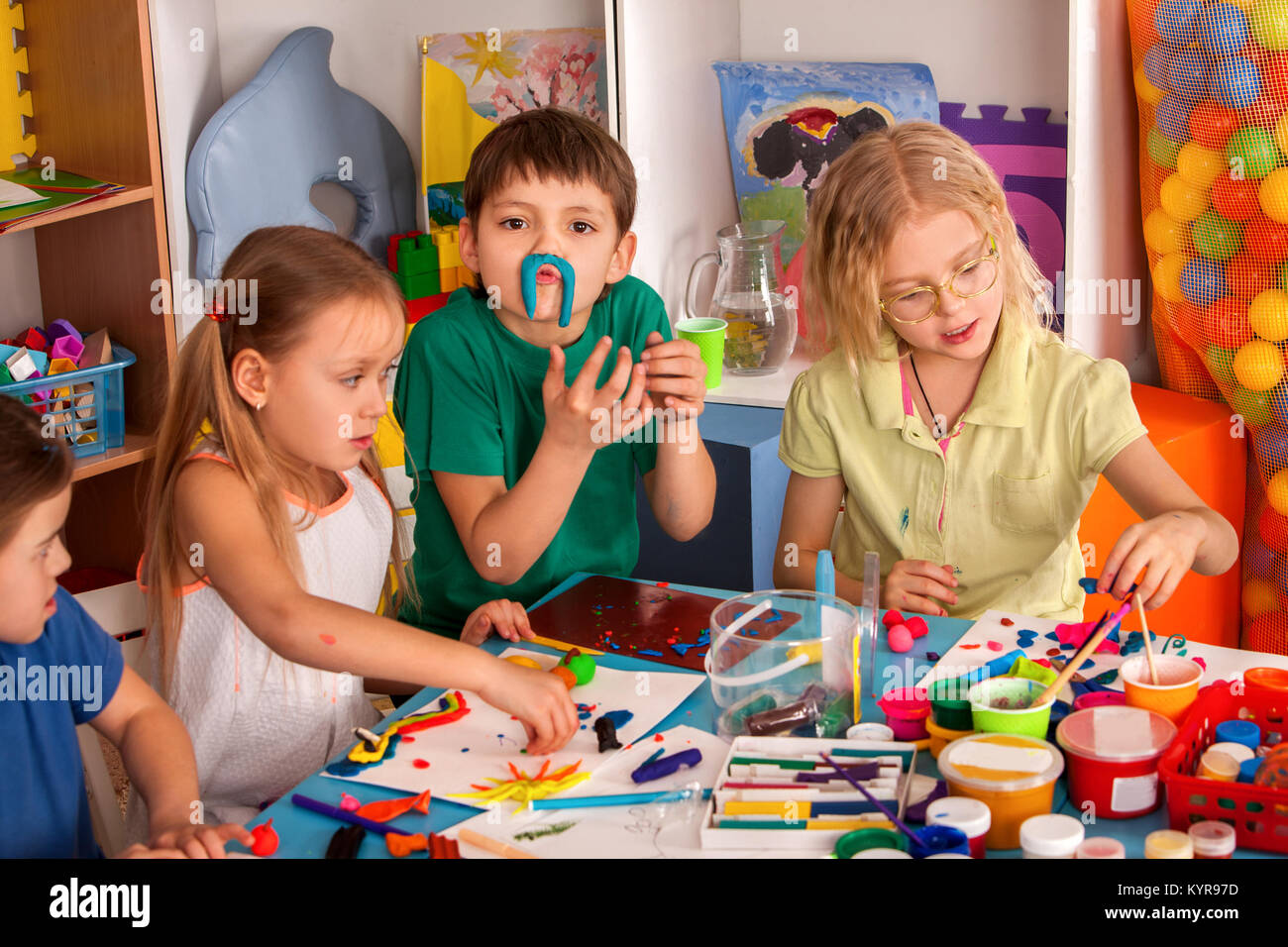 niñas jugando con plastilina