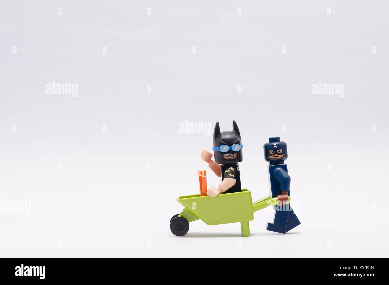 Lego Batman vacaciones sentado en carretillas con el capitán América que lo  empuja Fotografía de stock - Alamy