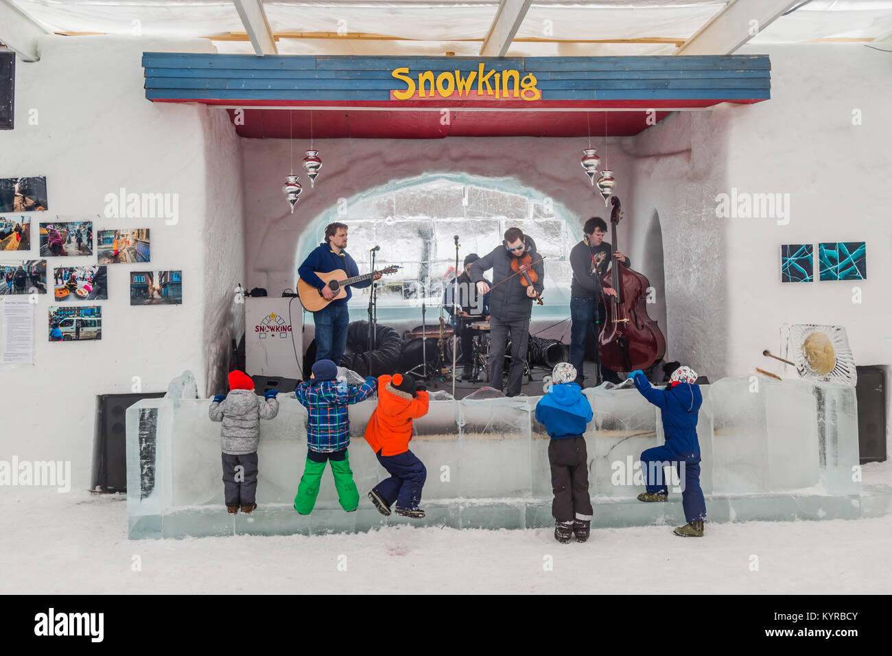 Los niños viendo músicos dentro de la nieve congelada Rey Castillo en Yellowknife, Territorios del Noroeste, durante el festival anual de invierno. Foto de stock
