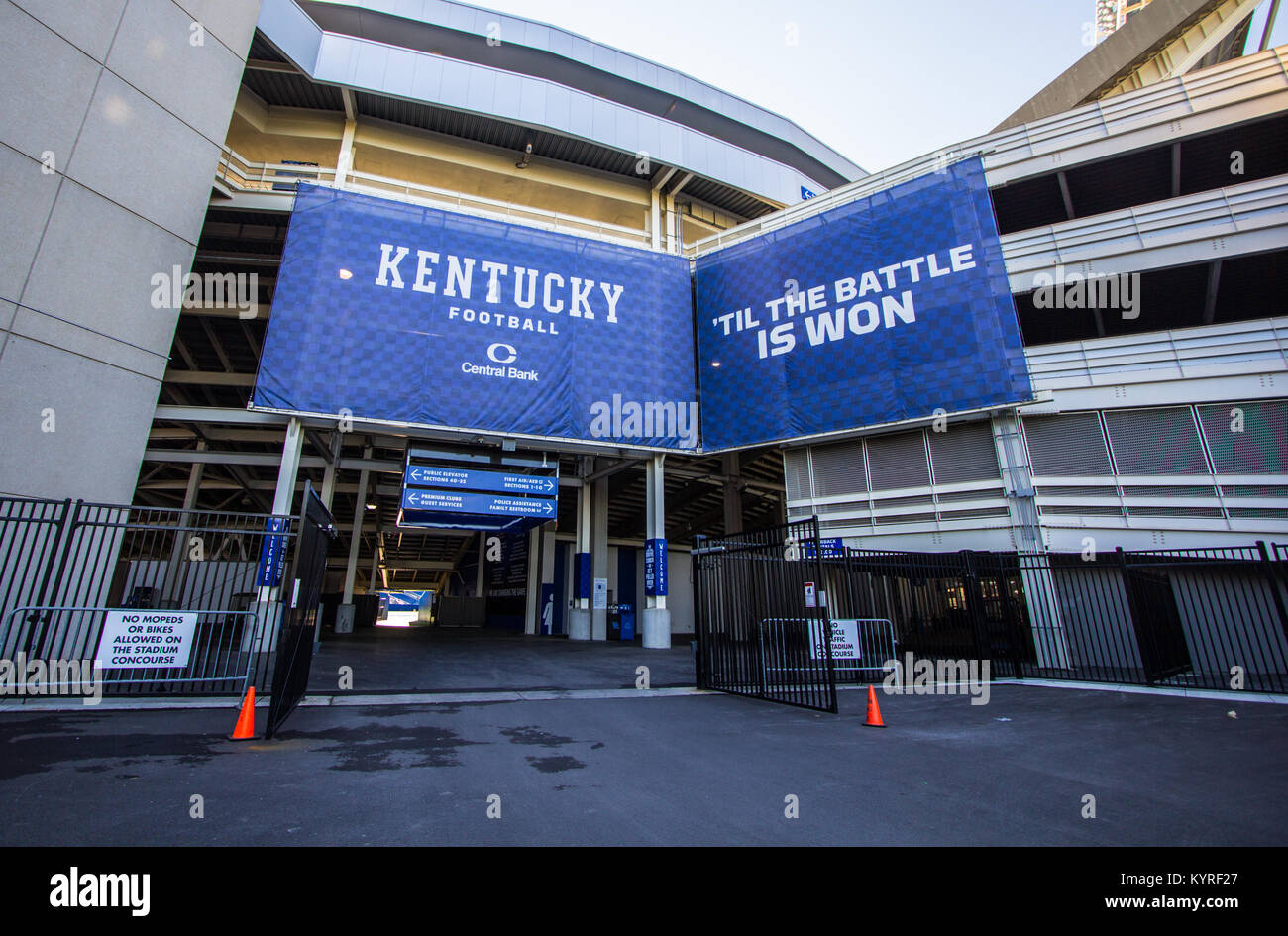 En Lexington, Kentucky, Estados Unidos - 22 de abril de 2016: Entrada a la Commonwealth Stadium. El estadio es el hogar de la Universidad de Kentucky Wildcats equipo de fútbol. Foto de stock