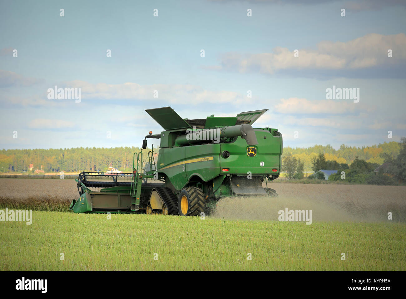 SALO, Finlandia - 6 de septiembre de 2014: John Deere s670i la cosechadora en el campo en la tarde cosechar colza. Ce estima que la cosecha de colza Europea crecer Foto de stock
