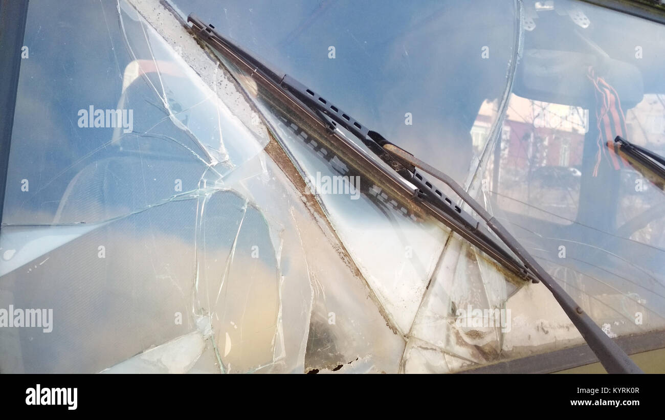 Los Danos En El Coche El Parabrisas De Vidrio Roto Fotografia De Stock Alamy