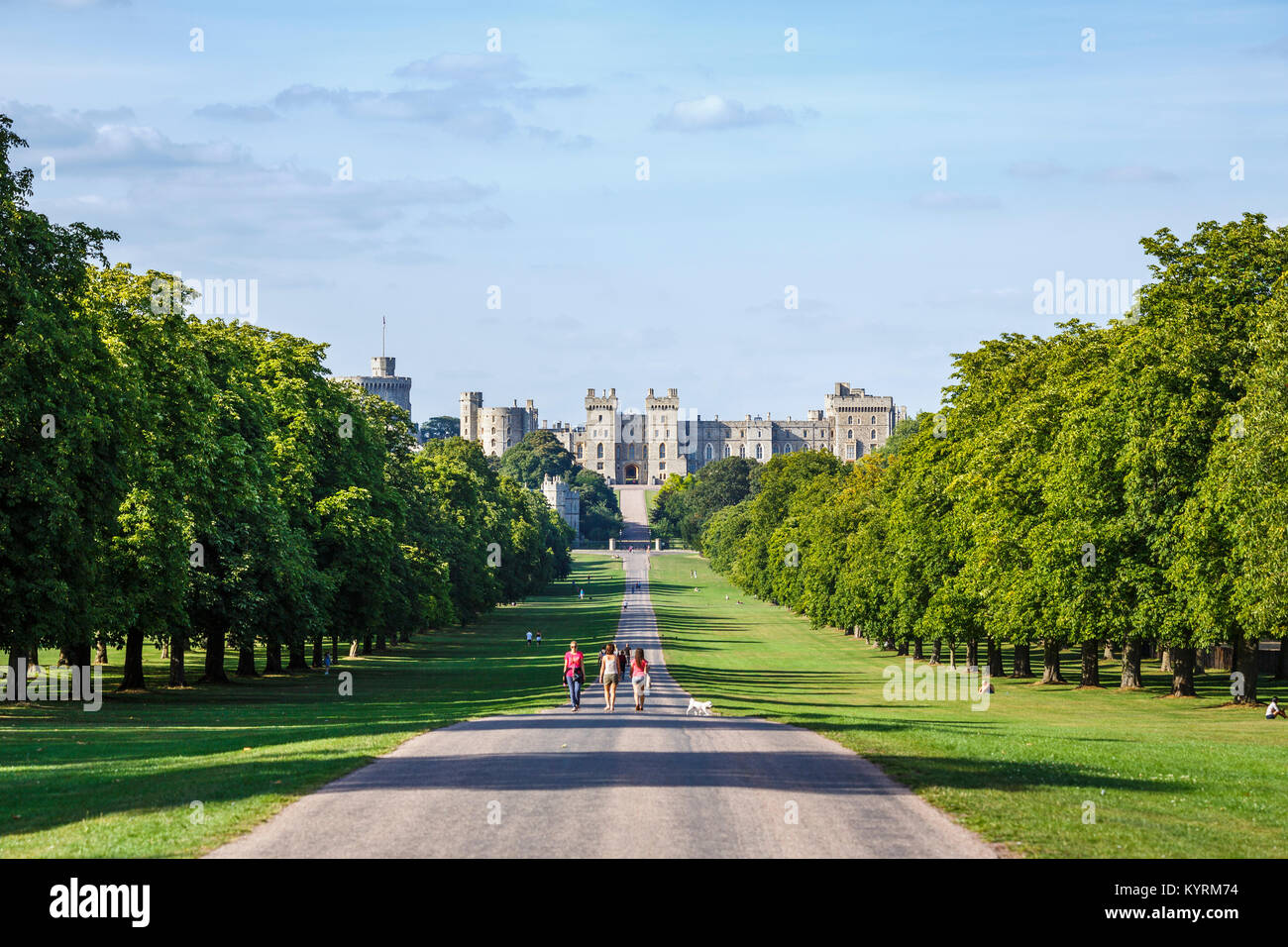 Icónica residencia real, el histórico castillo de Windsor vistos a lo largo de la Caminata en un día soleado de verano, con el cielo azul, el Windsor, Berks, REINO UNIDO Foto de stock