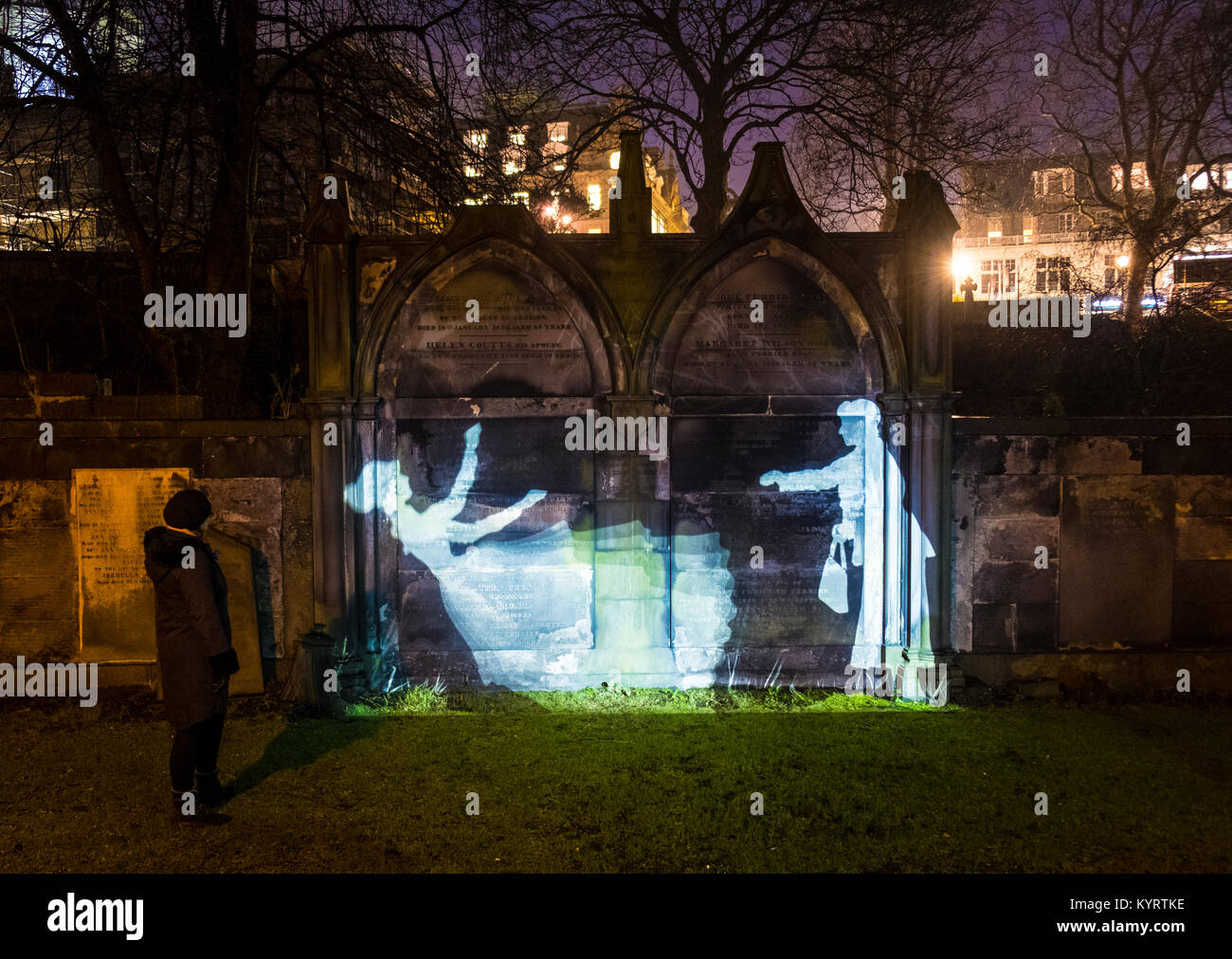 Autor Val McDermid la breve historia de la resurrección de 'año nuevo', un mensaje del cielo, proyectado en la noche en varias localidades en Edimburgo. Foto de stock