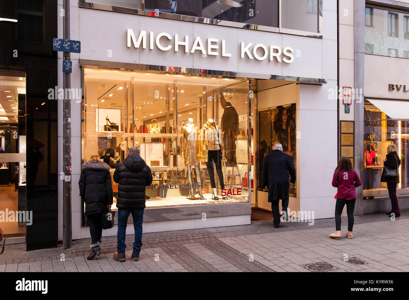 En Europa, Alemania, Colonia, Michael Kors store en la calle comercial Hohe  Strasse. Europa, Deutschland, Koeln, Michael Kors store in der  Fussgaengerzo Fotografía de stock - Alamy