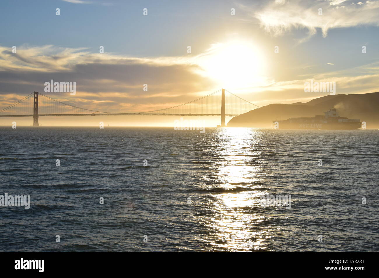 Buque portacontenedores NYK Constelación sale de San Francisco Bay bajo el puente Golden Gate en el atardecer. Foto de stock