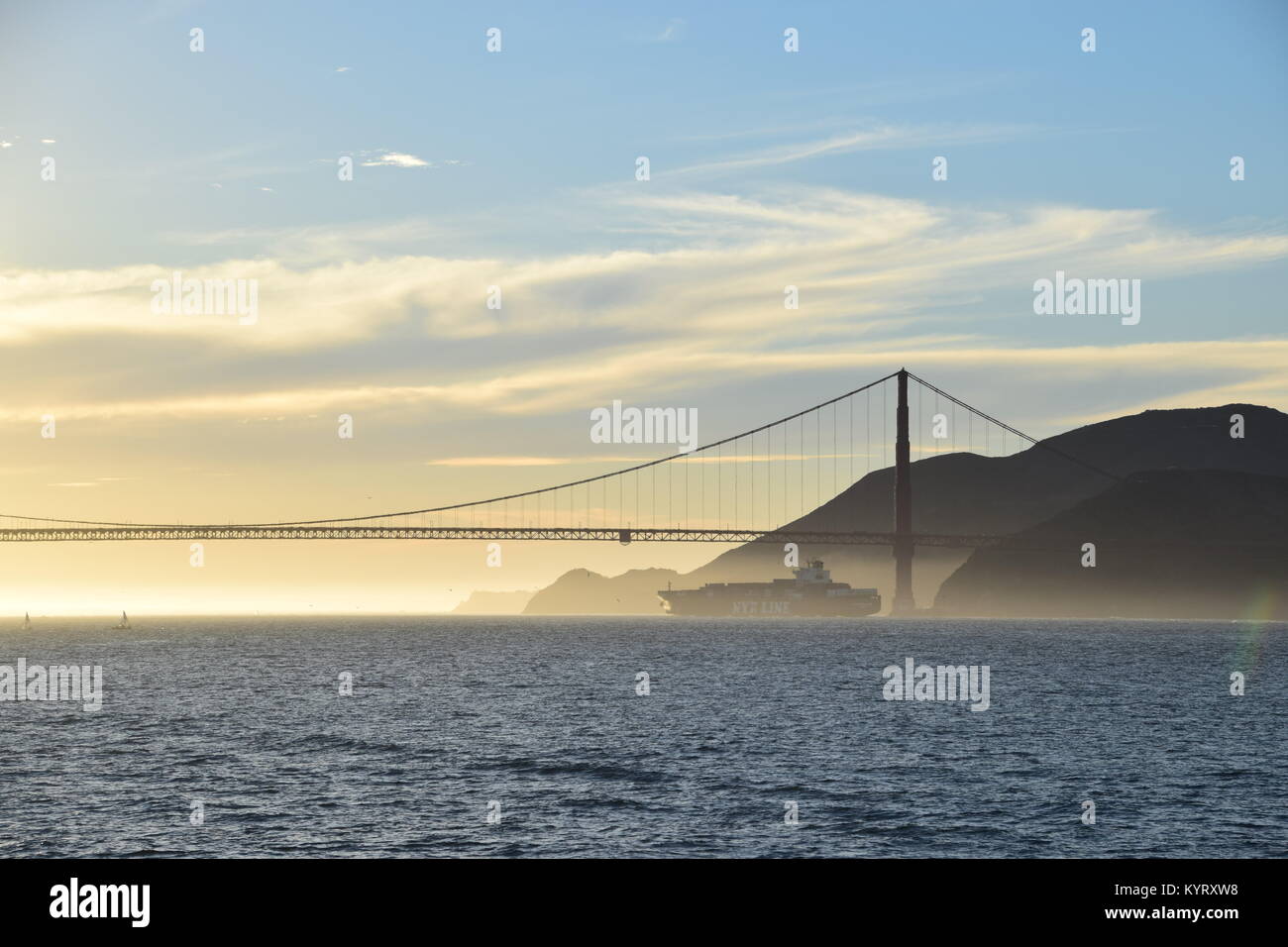 Buque portacontenedores NYK Constelación sale de San Francisco Bay bajo el puente Golden Gate en el atardecer. Foto de stock