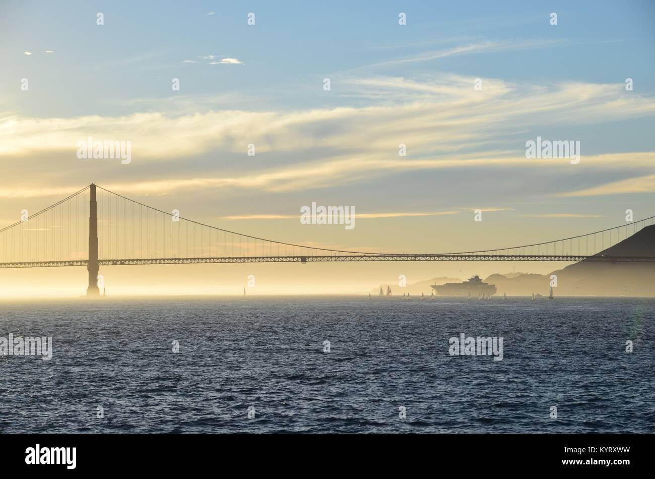 Buque portacontenedores NYK Constelación sale de San Francisco Bay bajo el puente Golden Gate en el atardecer. Foto de stock