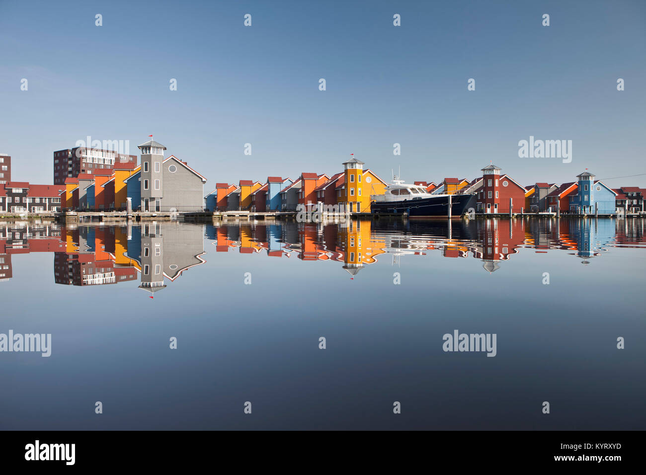 Los Países Bajos, Groningen, coloridas casas residenciales y marina llamado Reitdiephaven. Foto de stock