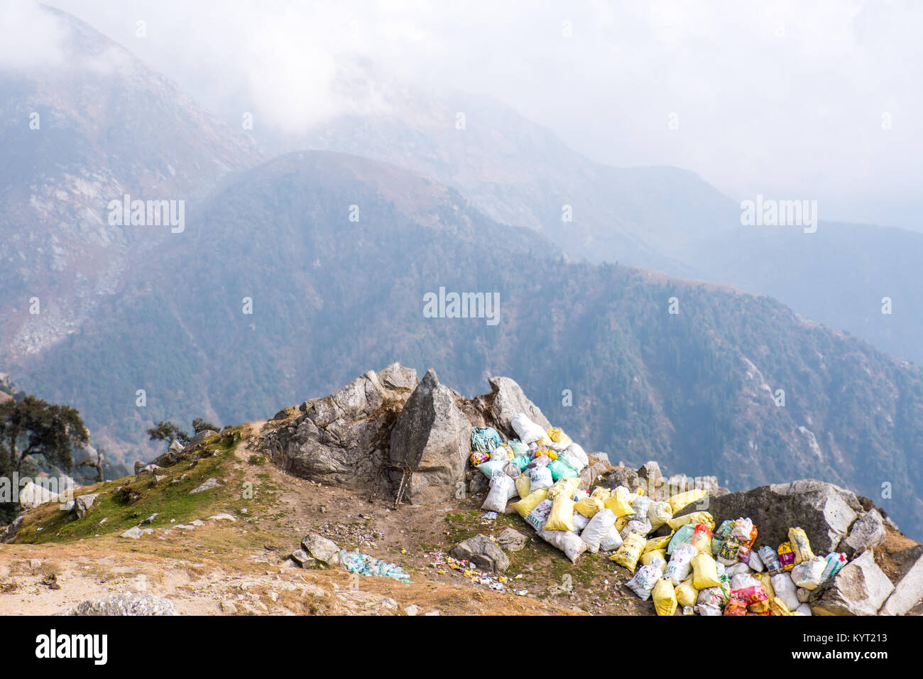 Los residuos de trekker amontonadas en sacos de plástico en las estribaciones del Himalaya, India Foto de stock