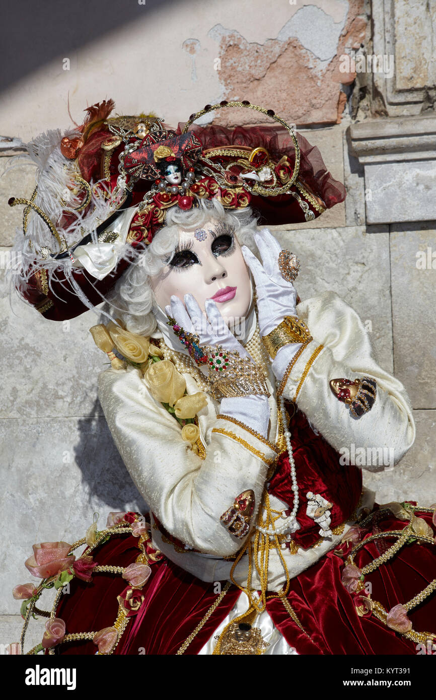 Mujer mascara veneciana fotografías e imágenes de alta resolución - Alamy