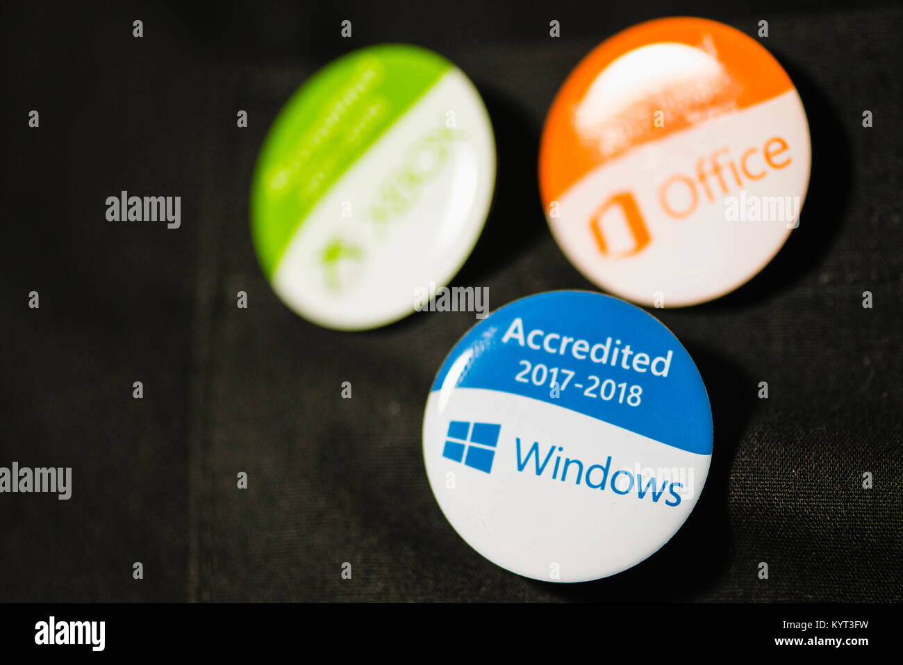 Ayudante de ventas de PC World, Currys lleva las insignias que muestren que están acreditados en Windows, Office y Xbox. Foto de stock