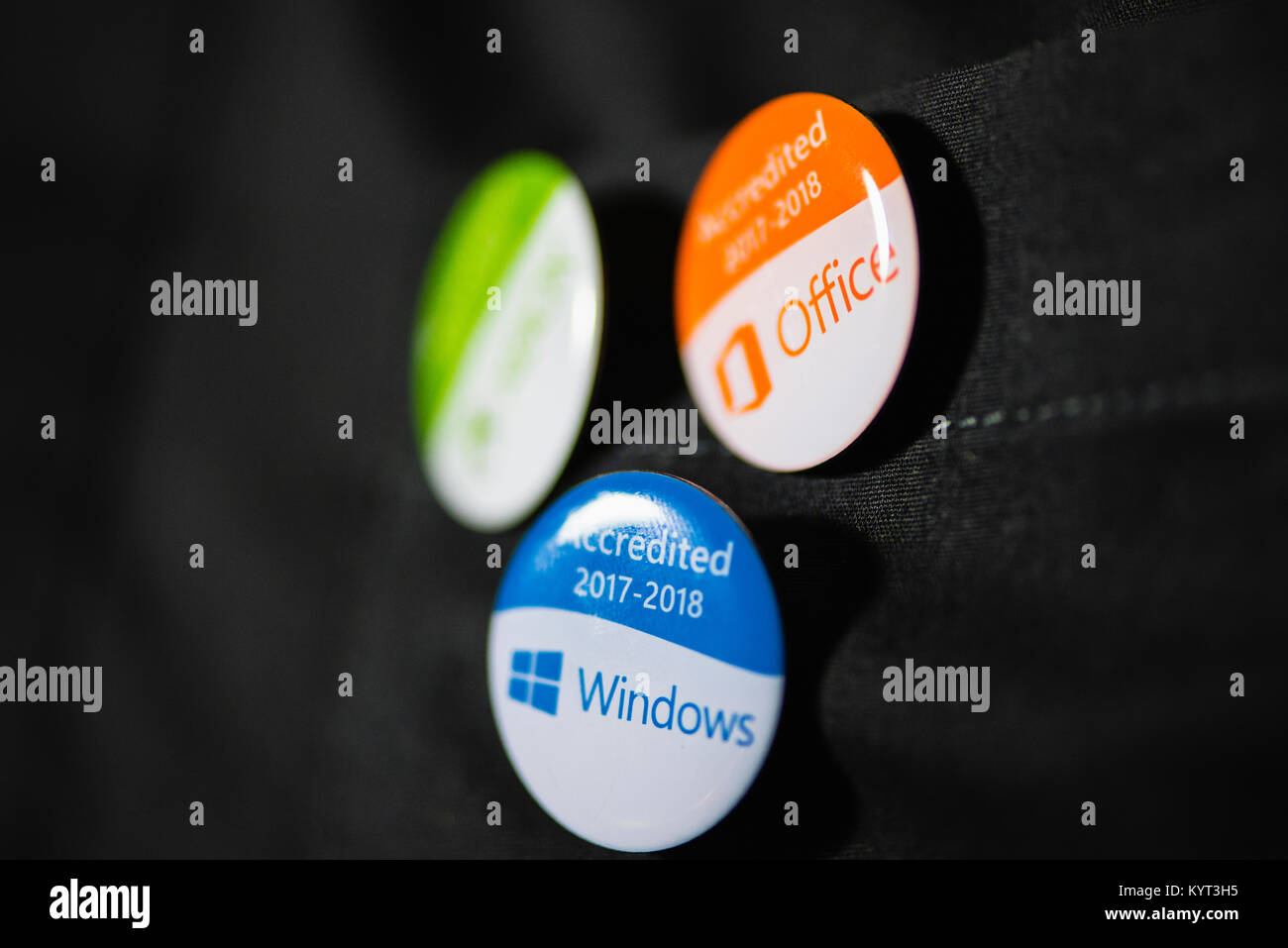 Ayudante de ventas de PC World, Currys lleva las insignias que muestren que están acreditados en Windows, Office y Xbox. Foto de stock